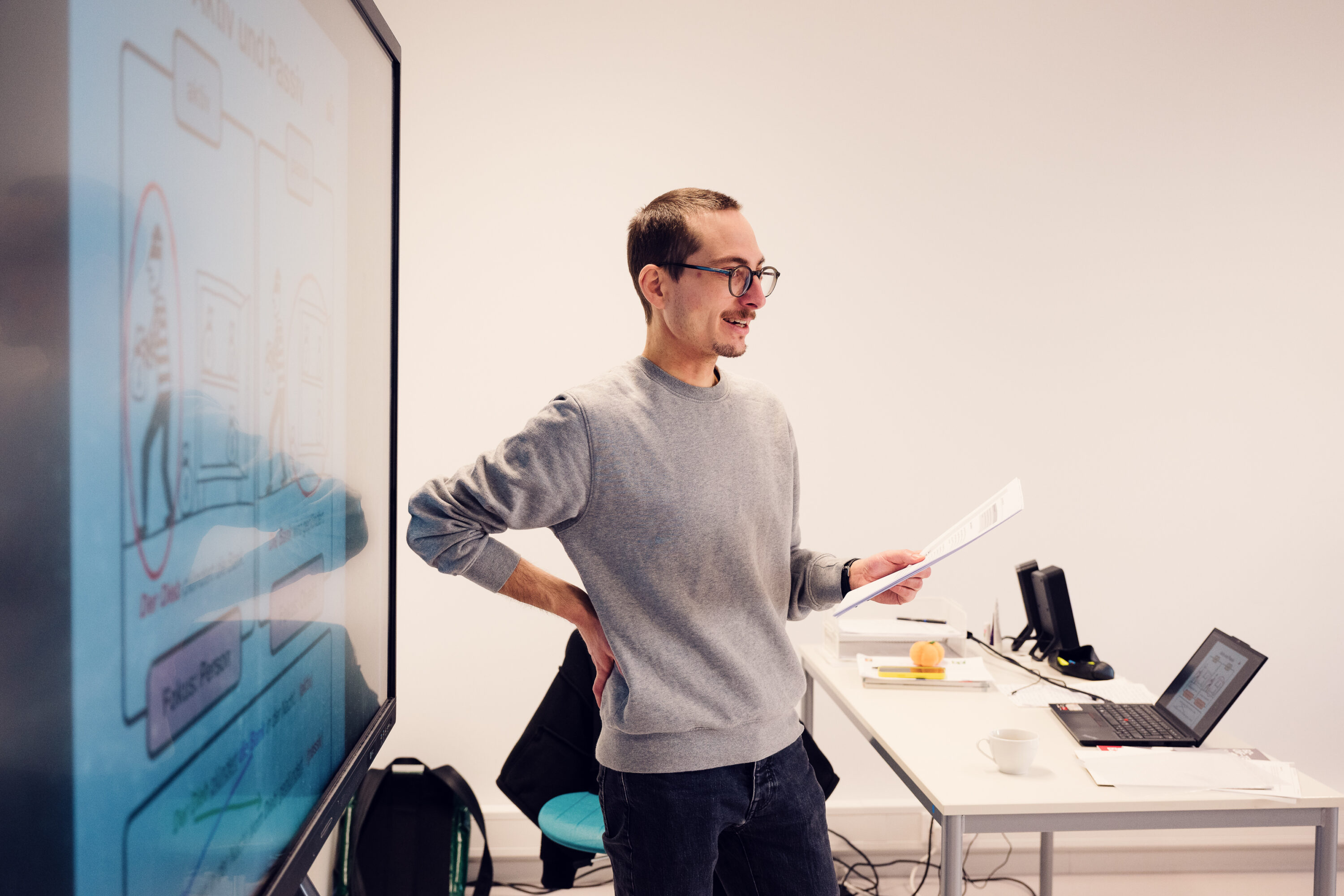 Trainer präsentiert Inhalte am digitalen Whiteboard im Diversity Training der BPI Akademie