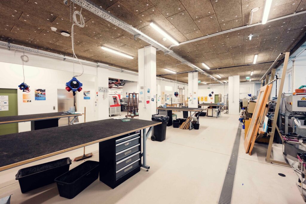 Blick in die Werkstatt der BPI Akademie mit Werkbänken und Maschinenplätzen.