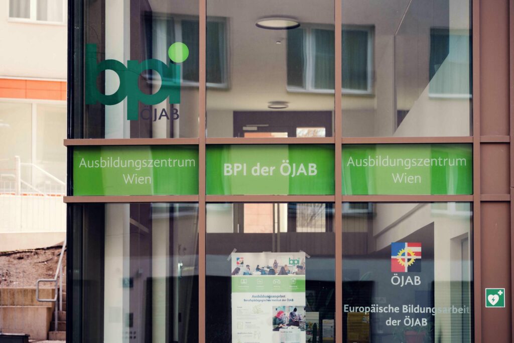 Eingang des Ausbildungszentrums Wien der BPI der ÖJAB mit Hinweisschildern.