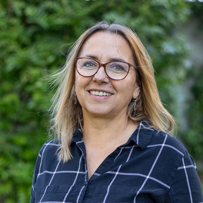 Porträt von Sanja Imamovic-Pecic, Fachbereichsleiterin Technik der BPI Akademie, vor einer begrünten Wand